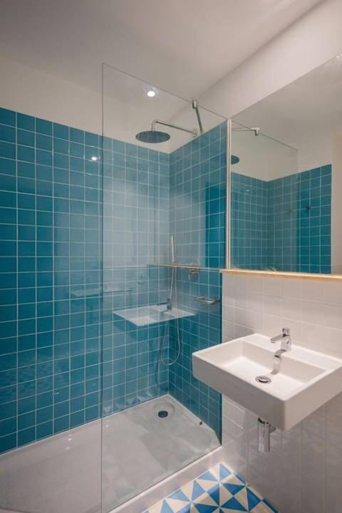 Double or Twin Room | Bathroom | Shower, rainfall showerhead, hair dryer, towels