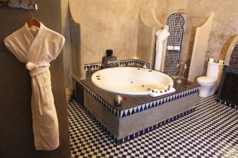 Deluxe Suite (Casablanca) | Deep soaking bathtub