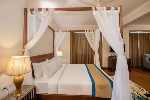 Luxury Suite | Premium bedding, memory foam beds, in-room safe, blackout drapes