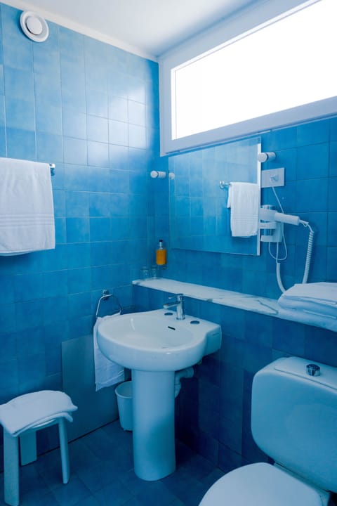 Triple Room | Bathroom | Shower, bidet, towels