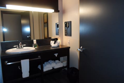Suite Soho, 2 grands lits | Bathroom | Combined shower/tub, free toiletries, hair dryer, towels