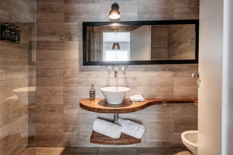 Studio Suite | Bathroom | Rainfall showerhead, free toiletries, hair dryer, bathrobes