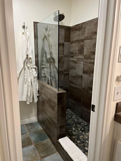 Deluxe King Room w/Queen Sofa (Room 1) | Bathroom | Combined shower/tub, hair dryer, towels