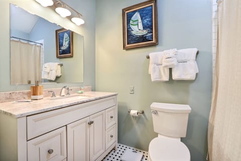 Apartment | Bathroom | Jetted tub, free toiletries, hair dryer, towels