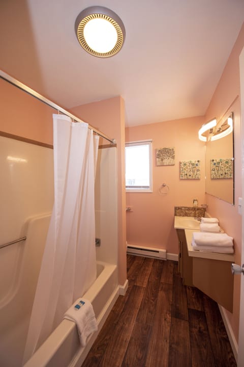 Suite 38 | Bathroom | Shower, free toiletries, hair dryer, towels