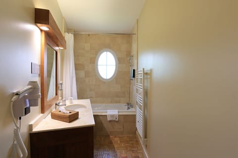 Superior Quadruple Room | Bathroom