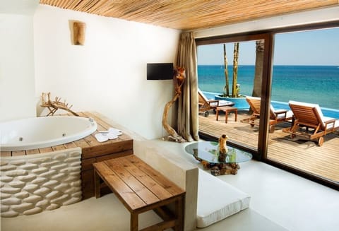 Junior Suite with Sharing Pool & Sea View | Private spa tub