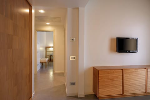 Exclusive Suite, Hot Tub | Living area | Flat-screen TV