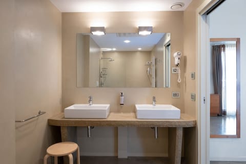 Family Suite | Bathroom | Free toiletries, hair dryer, towels, soap