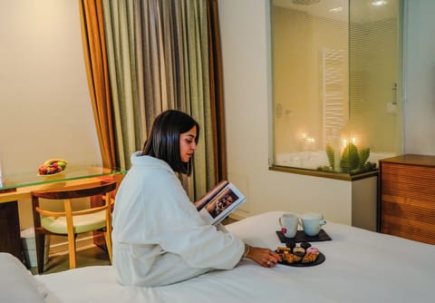 Exclusive Suite, Hot Tub | Minibar, in-room safe, desk, laptop workspace