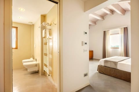 Junior Suite | Bathroom | Free toiletries, hair dryer, towels, soap