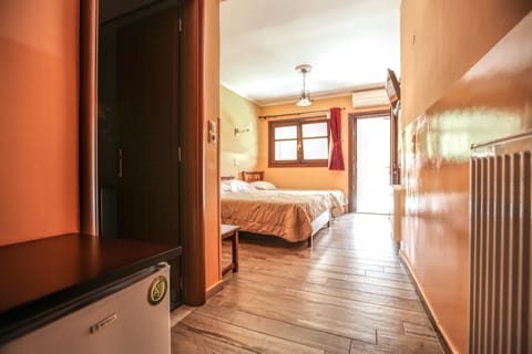 Triple Room, Balcony (Meteora View) | 1 bedroom, Egyptian cotton sheets, premium bedding, Tempur-Pedic beds