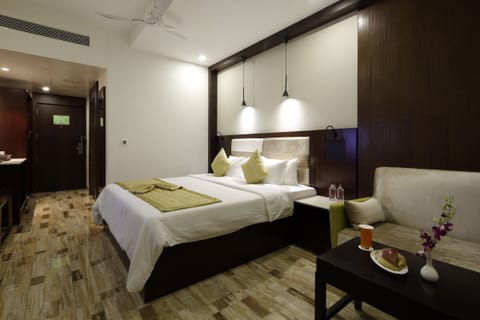 Executive Double Room, 1 King Bed, City View | 1 bedroom, hypo-allergenic bedding, down comforters, minibar