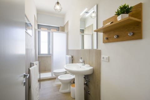 Comfort Triple Room | Bathroom | Shower, free toiletries, hair dryer, bidet