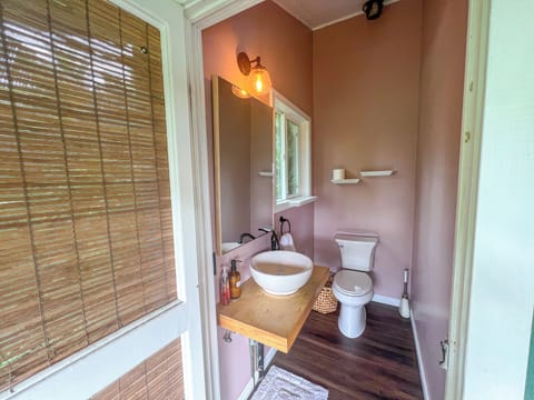 Garden Cottage | Bathroom | Shower, towels, soap, shampoo