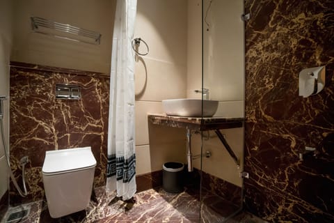 Deluxe Room, 1 Queen Bed | Bathroom | Shower, rainfall showerhead, free toiletries, hair dryer