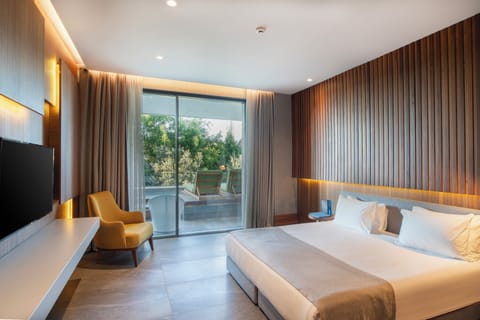 Deluxe Room with Swim Up Pool | Premium bedding, minibar, in-room safe, desk