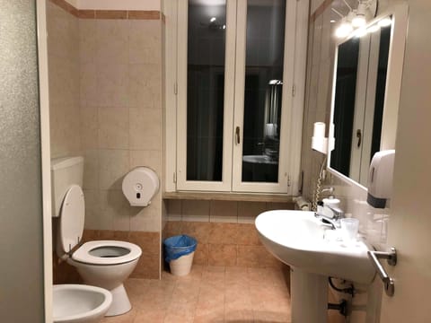 Double Room, Garden View | Bathroom | Shower, rainfall showerhead, free toiletries, hair dryer