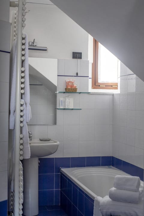 Comfort Triple Room, 1 Bedroom, Bathtub | Bathroom | Free toiletries, hair dryer, bidet, towels