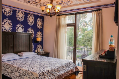 Romantic Room | Premium bedding, soundproofing, free WiFi, bed sheets