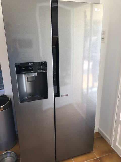 American fridge with icemaker, crushed ice and water