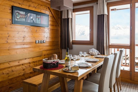 Enjoy your meal at the dining table with seating for 6, and take a breath of mountain air on the balcony or terrace.