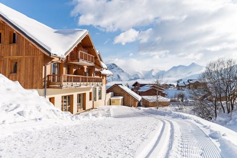 Ideally situated in La Toussuire, Savoie, you will love being at the foot of the slopes, a short distance from the ski lifts and the dynamic and charming resort centre.