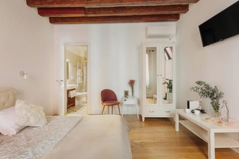 Comfort Room, 1 Queen Bed (champagne) | Premium bedding, down comforters, pillowtop beds, in-room safe