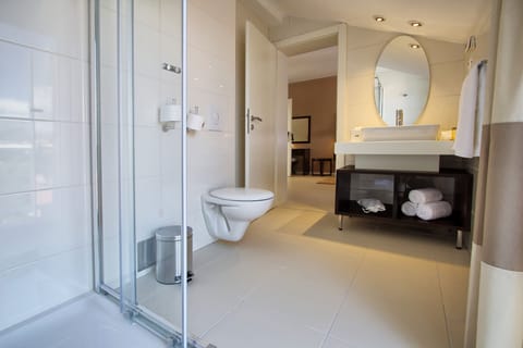 Junior Suite, Partial Sea View | Bathroom | Shower, free toiletries, hair dryer, towels