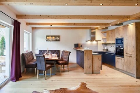 Deluxe-Apartment, 3 Schlafzimmer, Terrasse (incl. 198 EUR cleaning fee) | Living area | 38-inch flat-screen TV with cable channels, LCD TV, heated floors