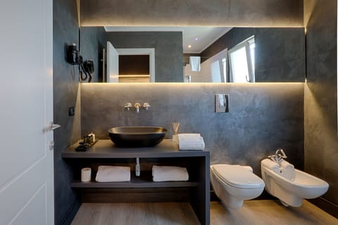 Junior Suite | Bathroom | Shower, hair dryer, bidet, towels