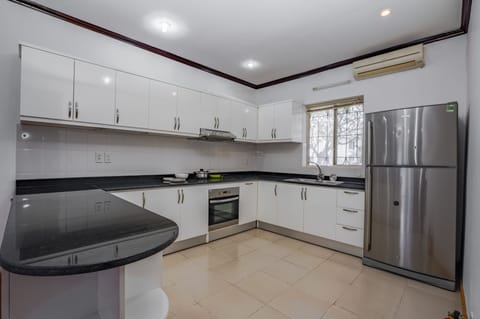 Superior Duplex, 3 Bedrooms, Lake View (1E) | Private kitchen | Fridge, microwave, stovetop, electric kettle