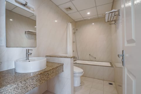 Standard Apartment, 2 Bedrooms, Lake View (602P) | Bathroom | Shower, free toiletries, hair dryer, slippers