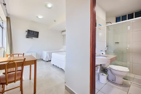 Comfort Triple Room | Bathroom | Free toiletries, towels, soap, shampoo