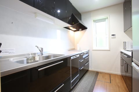 Apartment, 3 Bedrooms (Villa 2) | Private kitchen | Fridge, microwave, stovetop, electric kettle