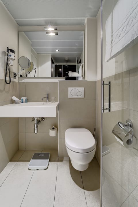 Economy Single Room | Bathroom | Eco-friendly toiletries, towels