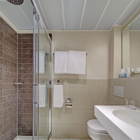 Economy Double Room | Bathroom | Eco-friendly toiletries, towels