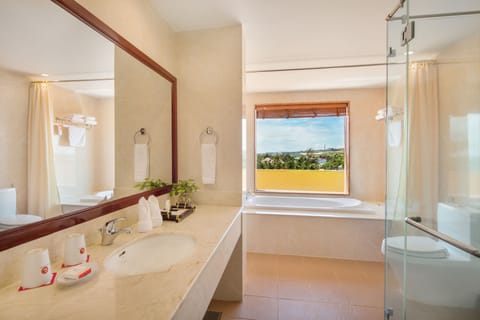 Deluxe Suite, Sea View | Bathroom | Shower, rainfall showerhead, free toiletries, hair dryer