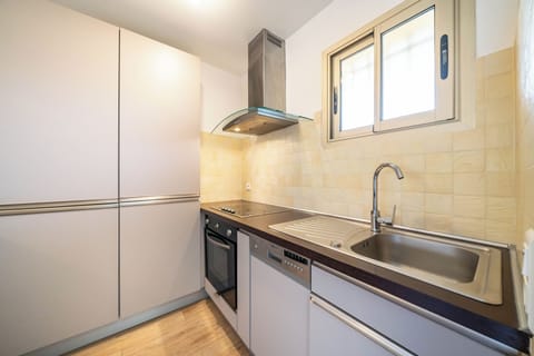 Apartment, 1 Bedroom, Terrace (6 Pers) | Private kitchen | Fridge, microwave, oven, stovetop