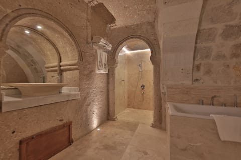 Suite, Non Smoking, Mountain View (Cave) | Private spa tub