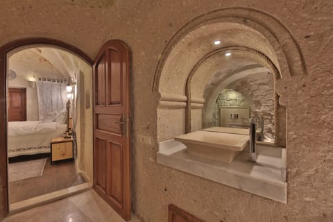 Suite, Non Smoking, Mountain View (Cave) | Bathroom sink