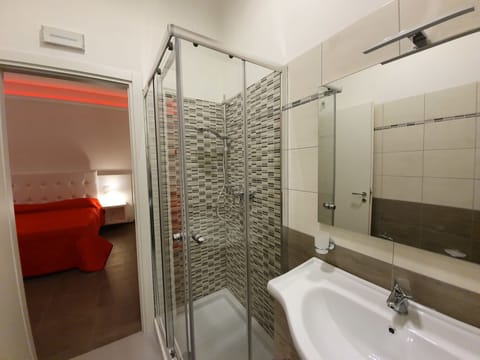 Exclusive Double Room, City View | Bathroom | Shower, hair dryer, bidet, towels