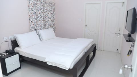 Standard Double Room, 1 King Bed | Hypo-allergenic bedding, free WiFi, bed sheets