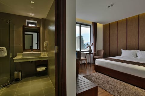 Premier Double Room | Minibar, in-room safe, desk, blackout drapes
