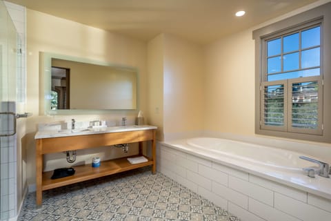 Suite, 1 King Bed, Non Smoking, Jetted Tub | Bathroom | Free toiletries, hair dryer, towels, soap