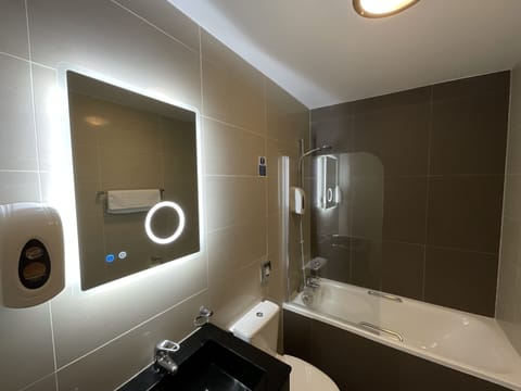 Superior Twin Room, 2 Twin Beds | Bathroom | Free toiletries, hair dryer, towels