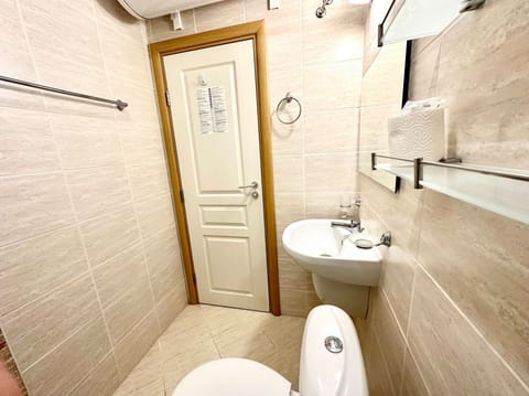 Apartment, 1 Bedroom | Bathroom | Shower, towels
