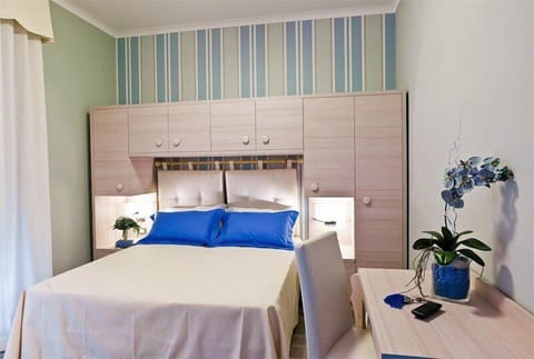 Deluxe Double Room | Minibar, cribs/infant beds, free WiFi, bed sheets