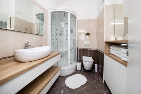 Penthouse | Bathroom | Shower, free toiletries, hair dryer, towels