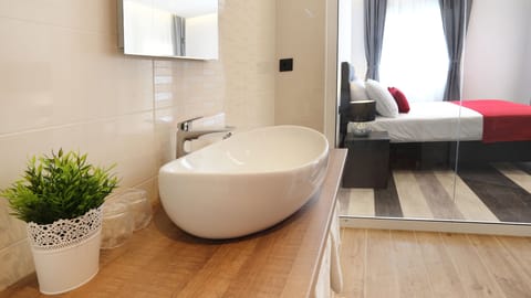 Deluxe Double Room, Balcony | Bathroom sink